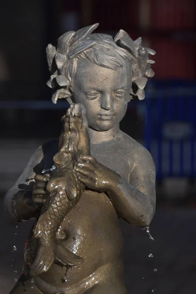 Casco Viejo, Bilbao, İspanya şehir parkındaki çeşme.