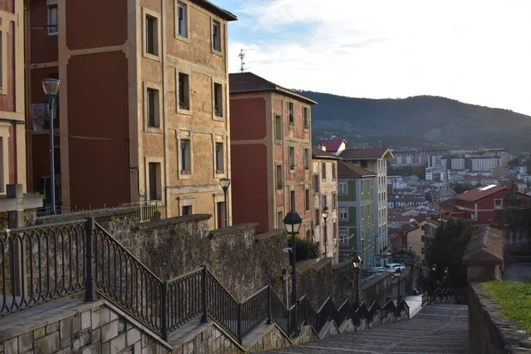 İspanya 'nın Bilbao kentindeki eski evlerin ve sokakların manzarası