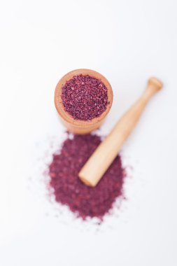 sumak baharat beyaz arka plan üzerinde