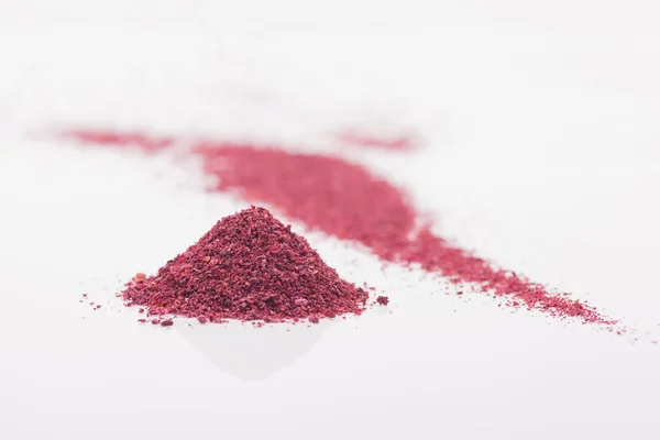 Sumac especia sobre fondo blanco — Foto de Stock