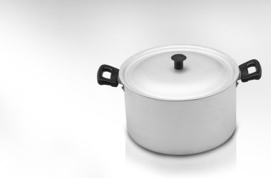 hafif bir arka plan üzerinde mutfak tava