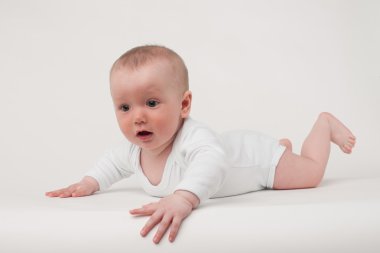 Beyaz arka planda bir bebek