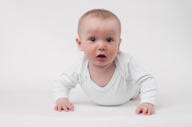 Beyaz arka planda bir bebek