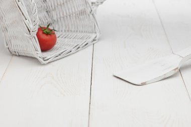 Beyaz sepet içinde domates