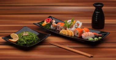 suşi siyah bir plaka üzerinde