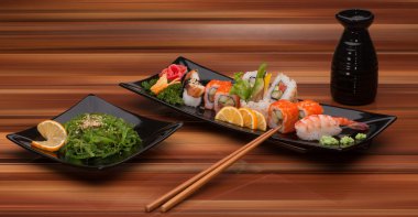 suşi siyah bir plaka üzerinde