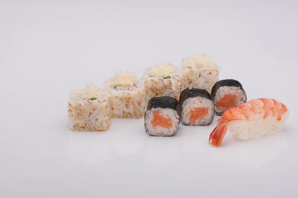 Sushi på en vit bakgrund — Stockfoto