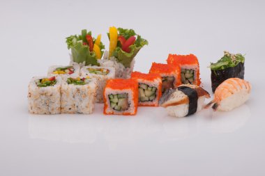 Beyaz arka planda suşi.