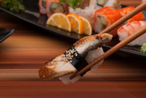 Sushi på en svart plåt — Stockfoto