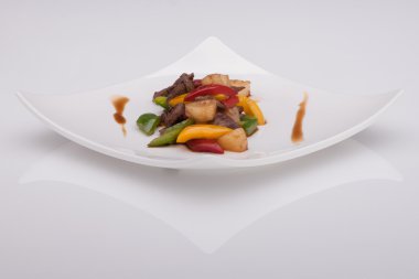 Beyaz bir tabak salata