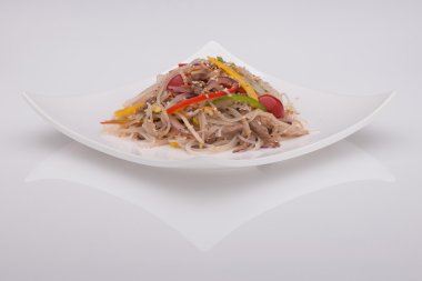 Beyaz bir tabak salata