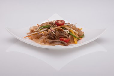 Beyaz bir tabak salata