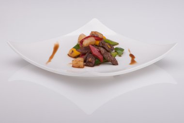 Beyaz bir tabak salata