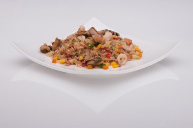 Beyaz bir tabak salata