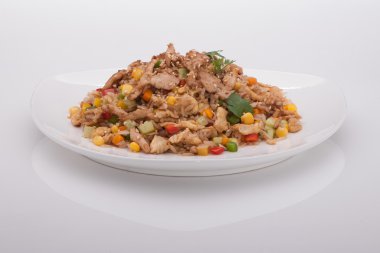 Beyaz bir tabak salata