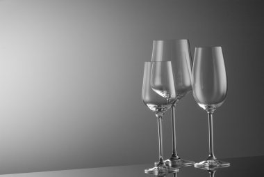 Hafif arka planda şarap bardakları