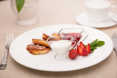 Kahvaltı tost ve kızarmış ekmek ile servis