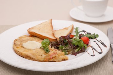 Kahvaltı tost ve kızarmış ekmek ile servis