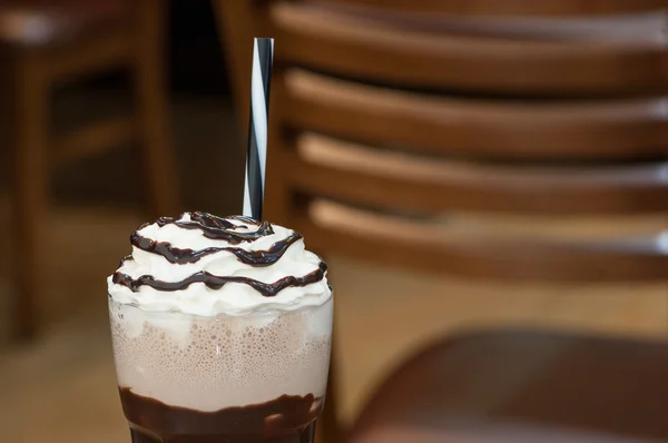 Cocktail freddo in un bicchiere con una cannuccia — Foto Stock