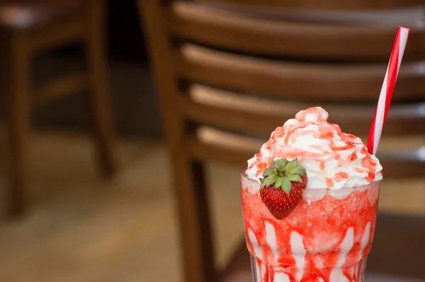 Cocktail freddo in un bicchiere con una cannuccia — Foto Stock