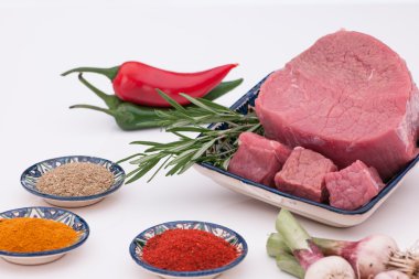 çiğ et baharatlar ile