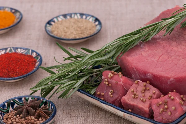 Carne cruda con especias —  Fotos de Stock