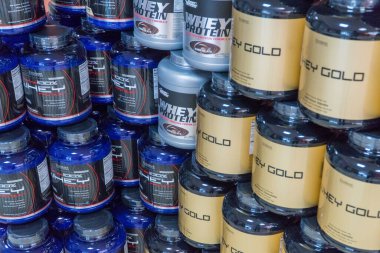 Taşkent, Özbekistan - 10 Kasım 2019: Mağazadaki gıda takviyeleri ve spor gıda ürünlerinin çeşitliliği