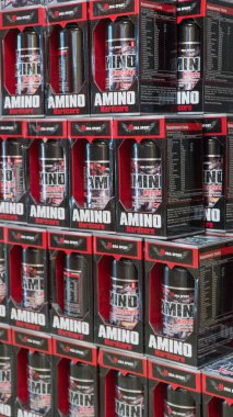 Taşkent, Özbekistan - 10 Kasım 2019: Mağazadaki gıda takviyeleri ve spor gıda ürünlerinin çeşitliliği