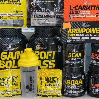 Taşkent, Özbekistan - 10 Kasım 2019: Mağazadaki gıda takviyeleri ve spor gıda ürünlerinin çeşitliliği