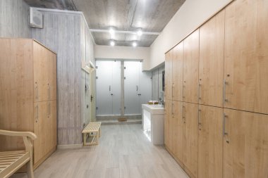 Modern duş odasının içinde gardırop var.