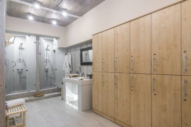 Modern duş odasının içinde gardırop var.