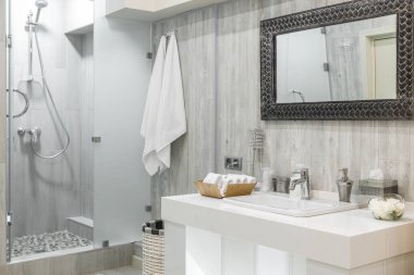 Lavabo ve aynalı modern duş odası.