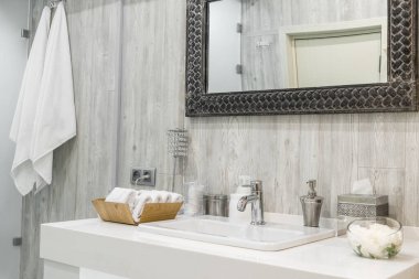 Banyoda musluğu olan bir lavabonun yakın çekimi.