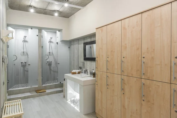 带有衣柜的现代化淋浴房 — 图库照片