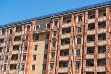 Yeni bir konut binasının ön cephesinde bitirme çalışmaları