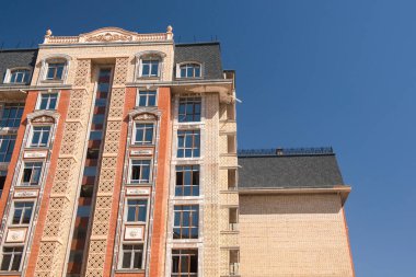 İnşaat halindeki binanın detayları. Modern apartman kompleksi