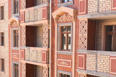 İnşaat halindeki binanın detayları. Modern apartman kompleksi