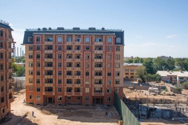 İnşaat alanındaki inşaatçılar. Bina yapım aşamasında