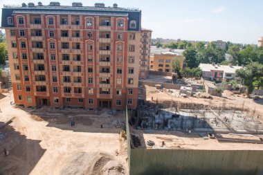 İnşaat alanındaki inşaatçılar. Bina yapım aşamasında