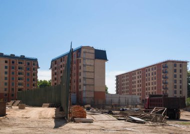 İnşaat alanındaki inşaatçılar. Bina yapım aşamasında