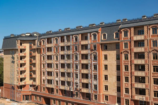 Yeni bir konut binasının ön cephesinde bitirme çalışmaları