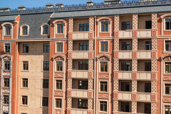 Yeni bir konut binasının ön cephesinde bitirme çalışmaları