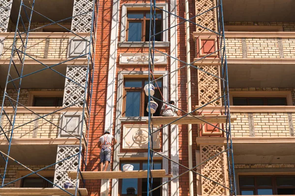 Yeni Bir Konut Binasının Cephesinde Bitirme Çalışmaları — Stok fotoğraf