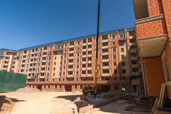 Yeni bir binanın şantiyesindeki kaldırma makinesi