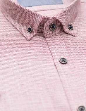 Yaka ve düğme odaklı kırmızı gömlek, yakın plan.