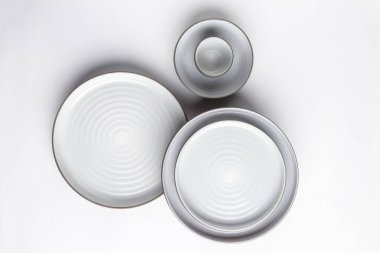 Mutfak ve restoran aletleri beyaz arka planda. Üst görünüm