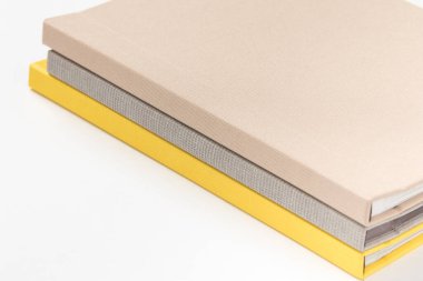 Beyaz arkaplan üzerine çok renkli ciltli kitaplar yığın