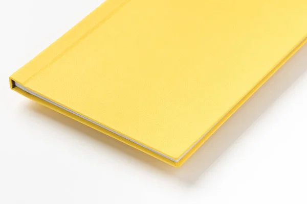 Libro Amarillo Tapa Dura Sobre Fondo Blanco — Foto de Stock