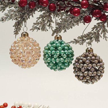 Şenlikli bir dalda asılı duran zarif el yapımı Noel topları kristal boncuklar yaptı. Fotokopi alanı ile sıcak kış tatili dekorasyonu