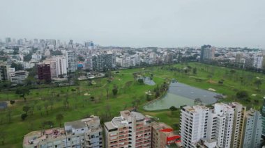  Bulutlu bir kış gününde Lima Golf Kulübü 'nün hava aracı görüntüleri..
